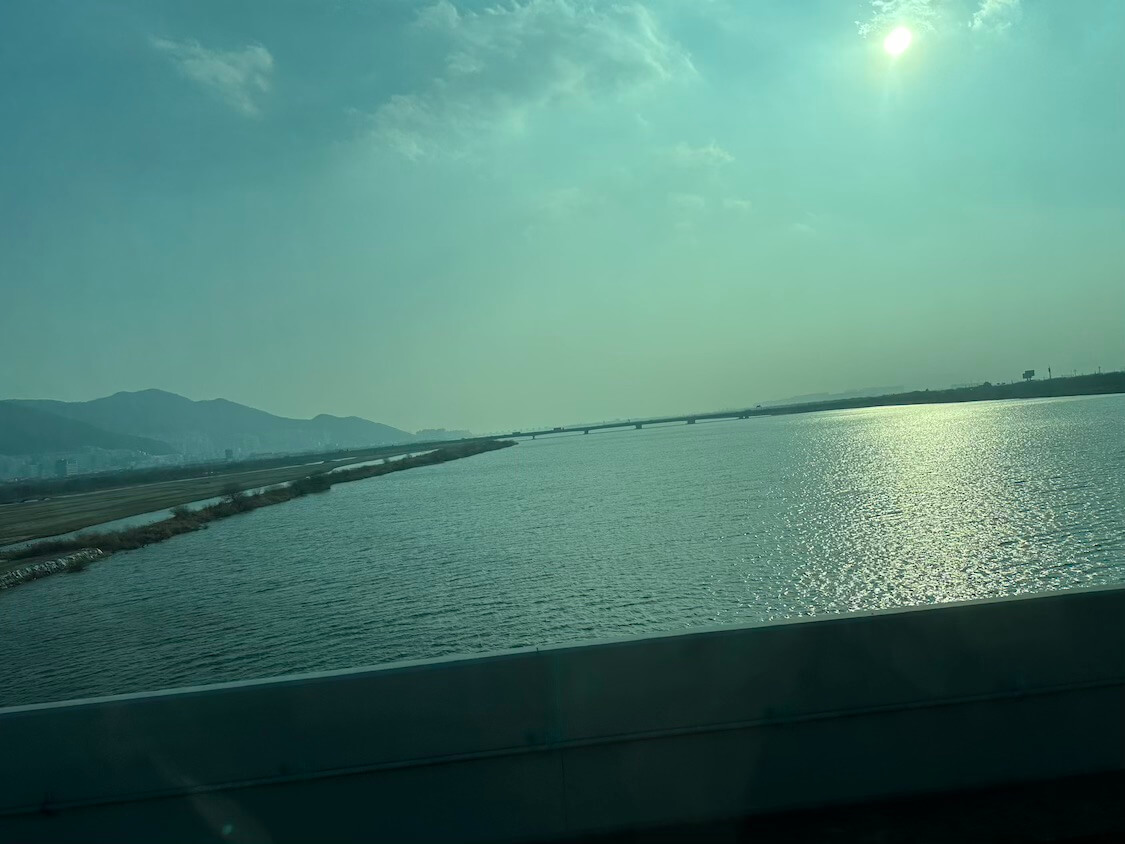 釜山グルメのテジクッパ。乗り継ぎ時間内にランチ