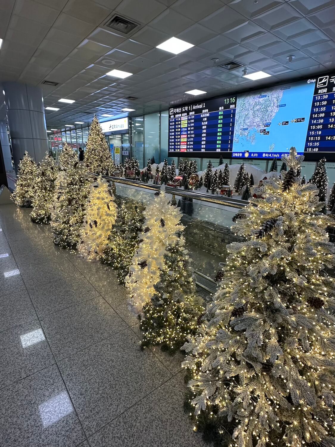 金海空港。釜山乗り継ぎで済州島へ。