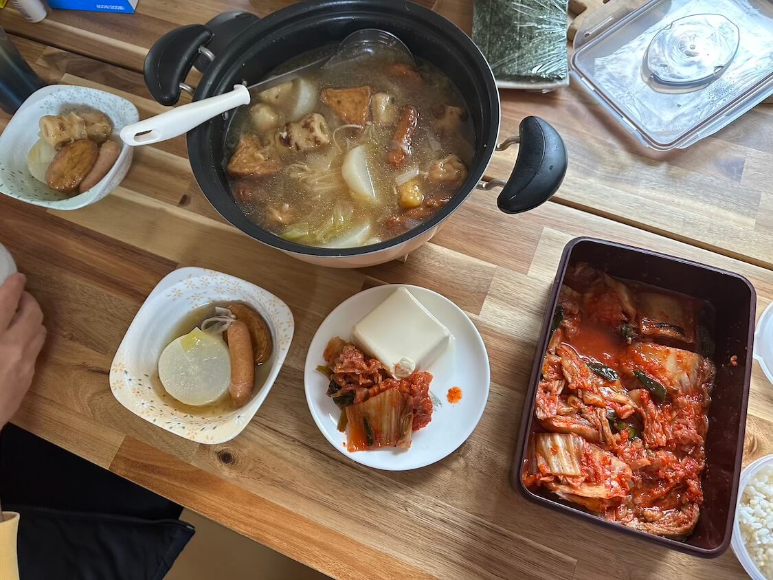 白菜キムチと豆腐。おでんの付け合わせに