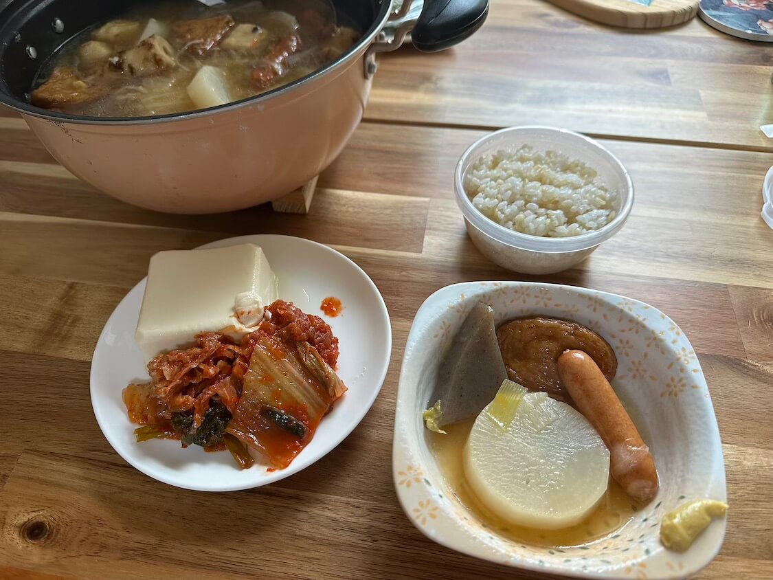白菜キムチと豆腐。おでんの付け合わせに