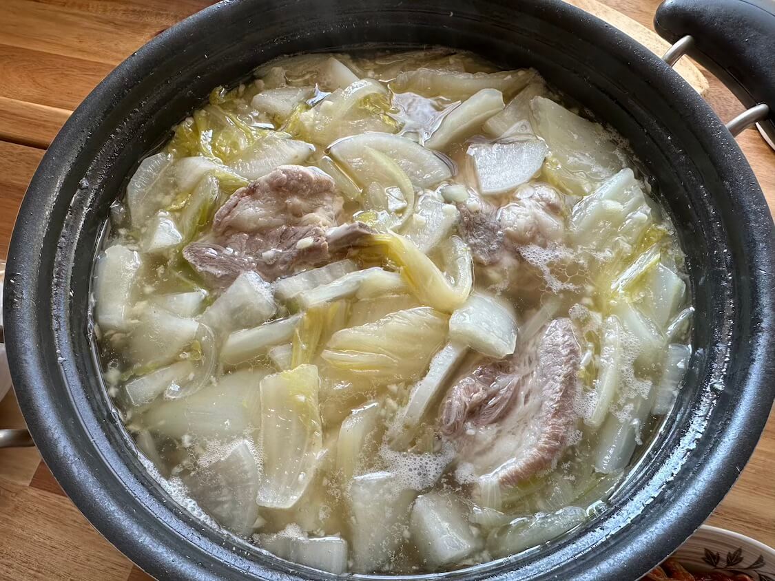 豚スペアリブで作るスタミナ冬野菜スープ。簡単カルビタンレシピ