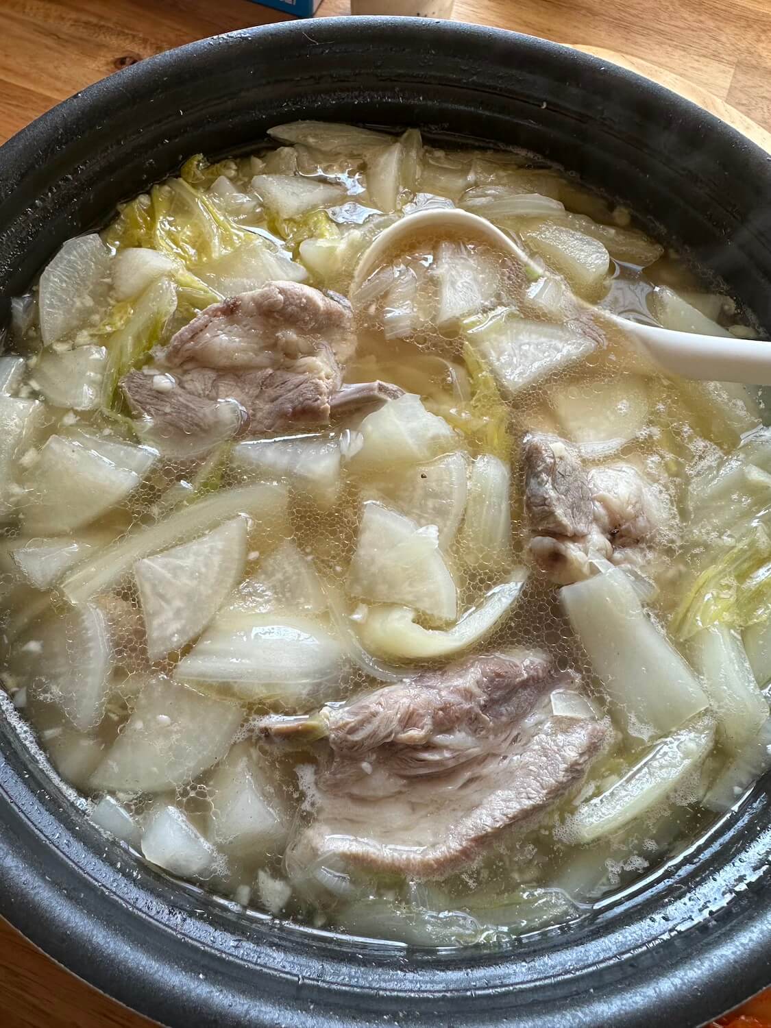 豚スペアリブで作るスタミナ冬野菜スープ。簡単カルビタンレシピ