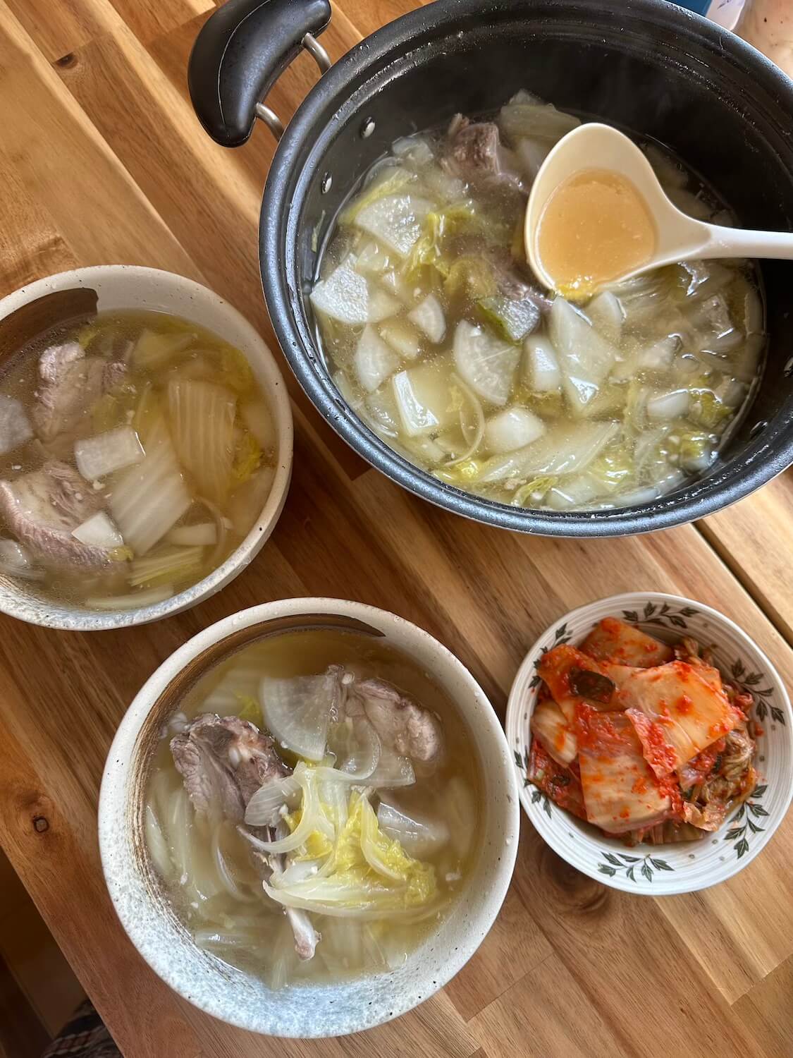 カルビタンスープとキムチ