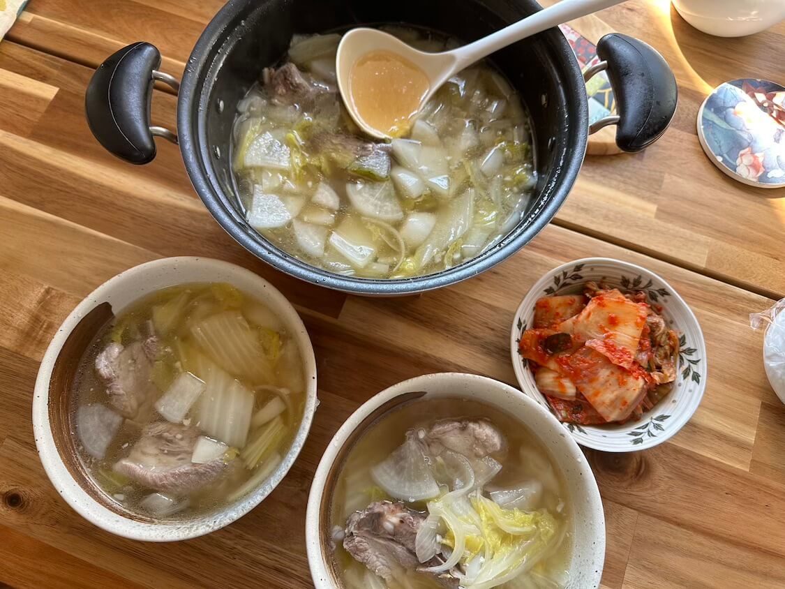 カルビタンスープとキムチ