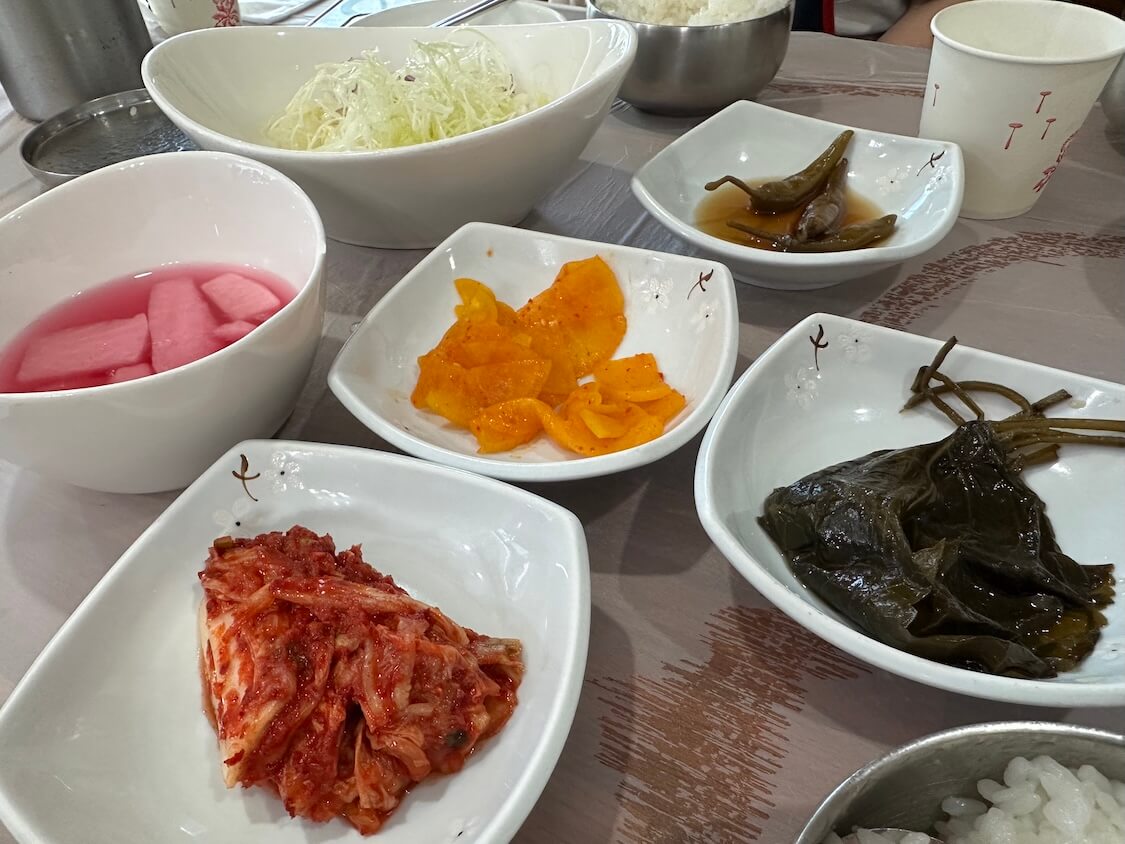 済州島グルメ。お店のおかず、水キムチ