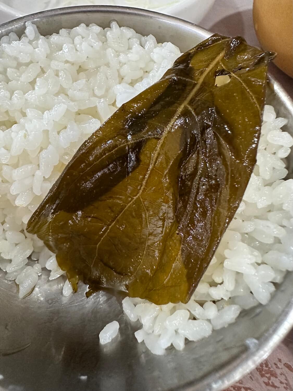 済州島グルメ。お店のおかず、えごまの葉の漬物