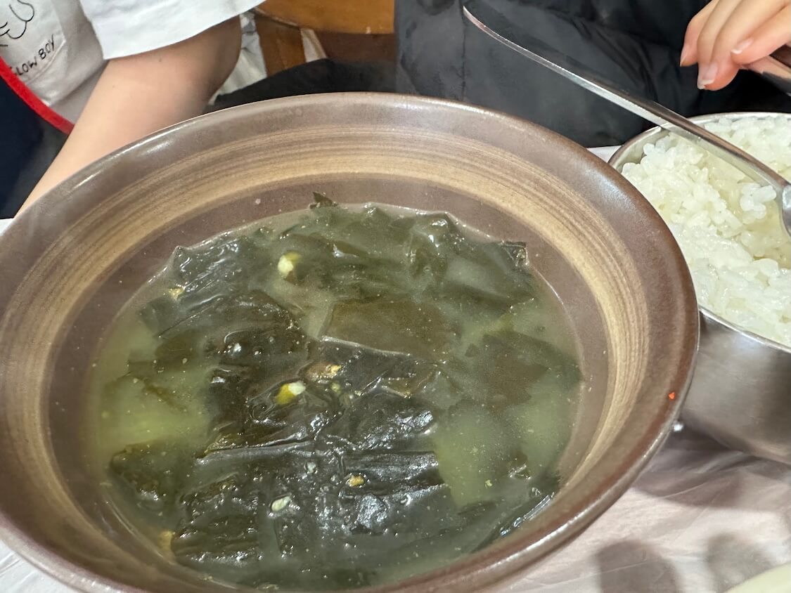 済州島グルメ。わかめスープ