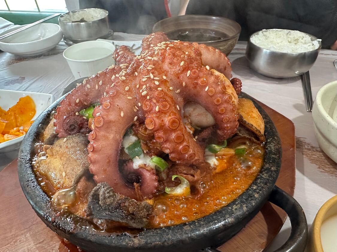 済州島グルメ。タコ・あわび・黒豚カルビのサムハプ(三合)人気店でランチ!