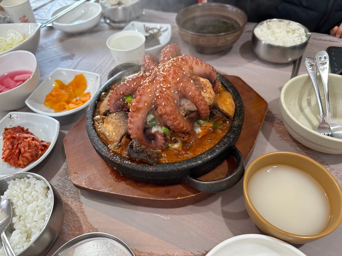 済州島グルメ。タコ・あわび・黒豚カルビのサムハプ(三合)人気店でランチ!