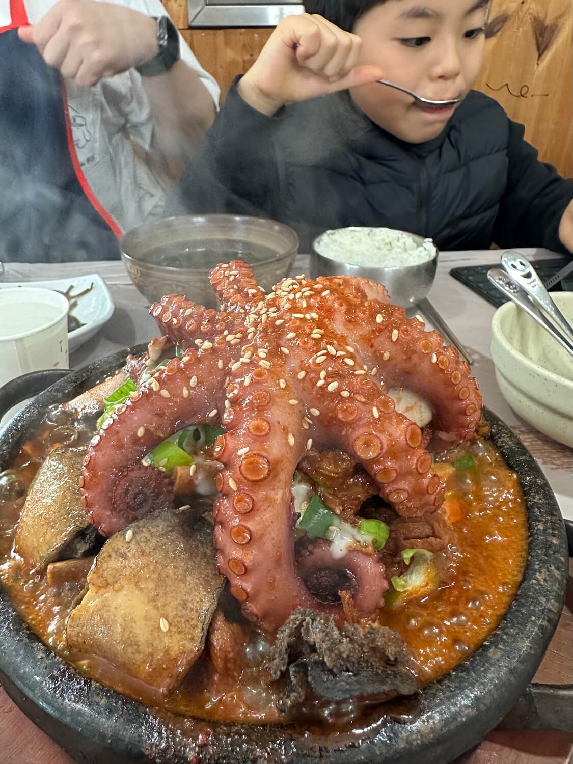 済州島グルメ。タコ・あわび・黒豚カルビのサムハプ(三合)人気店でランチ!