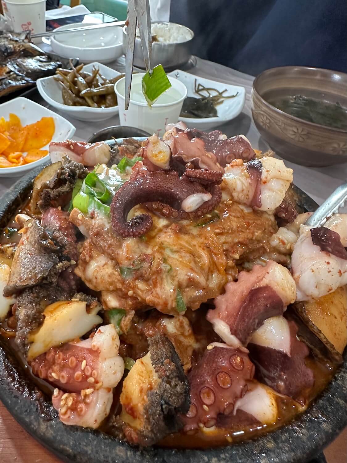 済州島グルメ。タコ・あわび・黒豚カルビのサムハプ(三合)人気店でランチ!