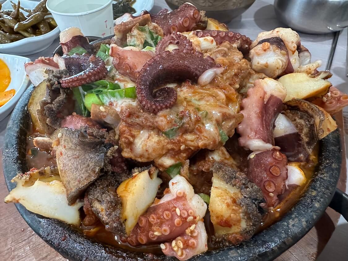 済州島グルメ。タコ・あわび・黒豚カルビのサムハプ(三合)人気店でランチ!