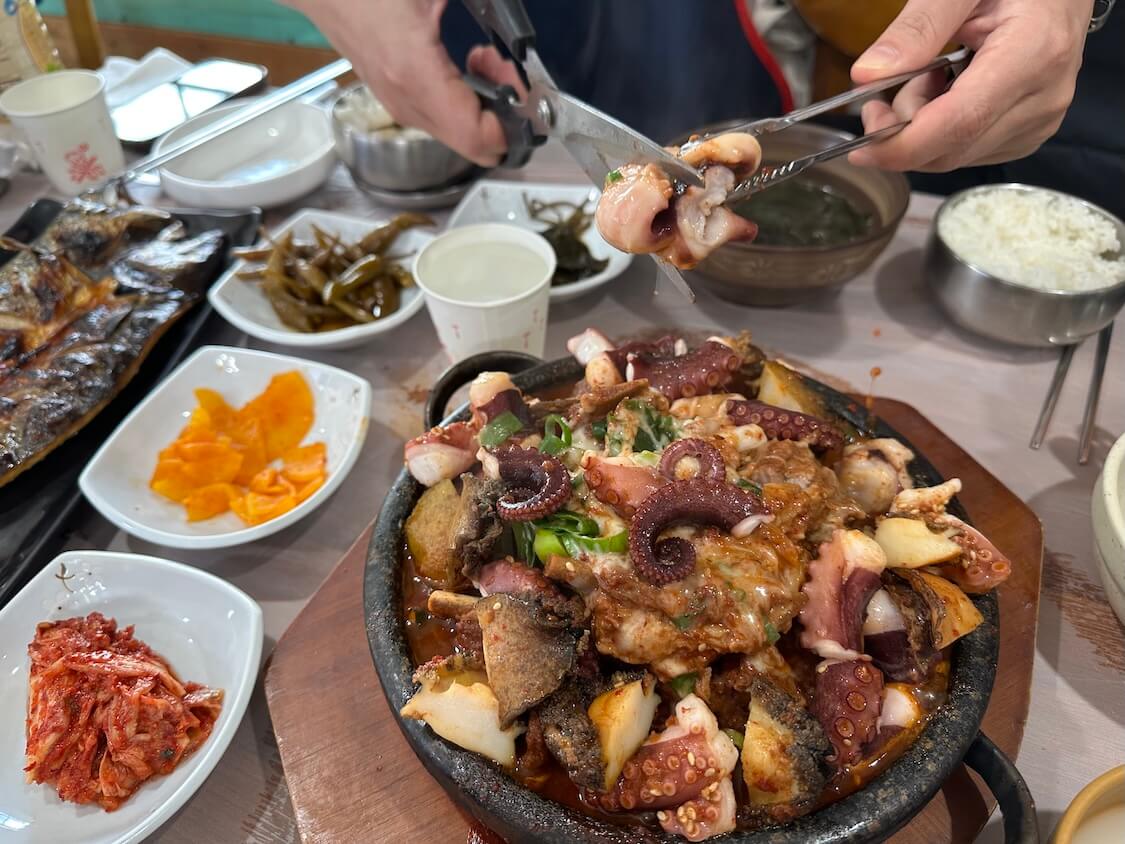 済州島グルメ。タコ・あわび・黒豚カルビのサムハプ(三合)人気店でランチ!