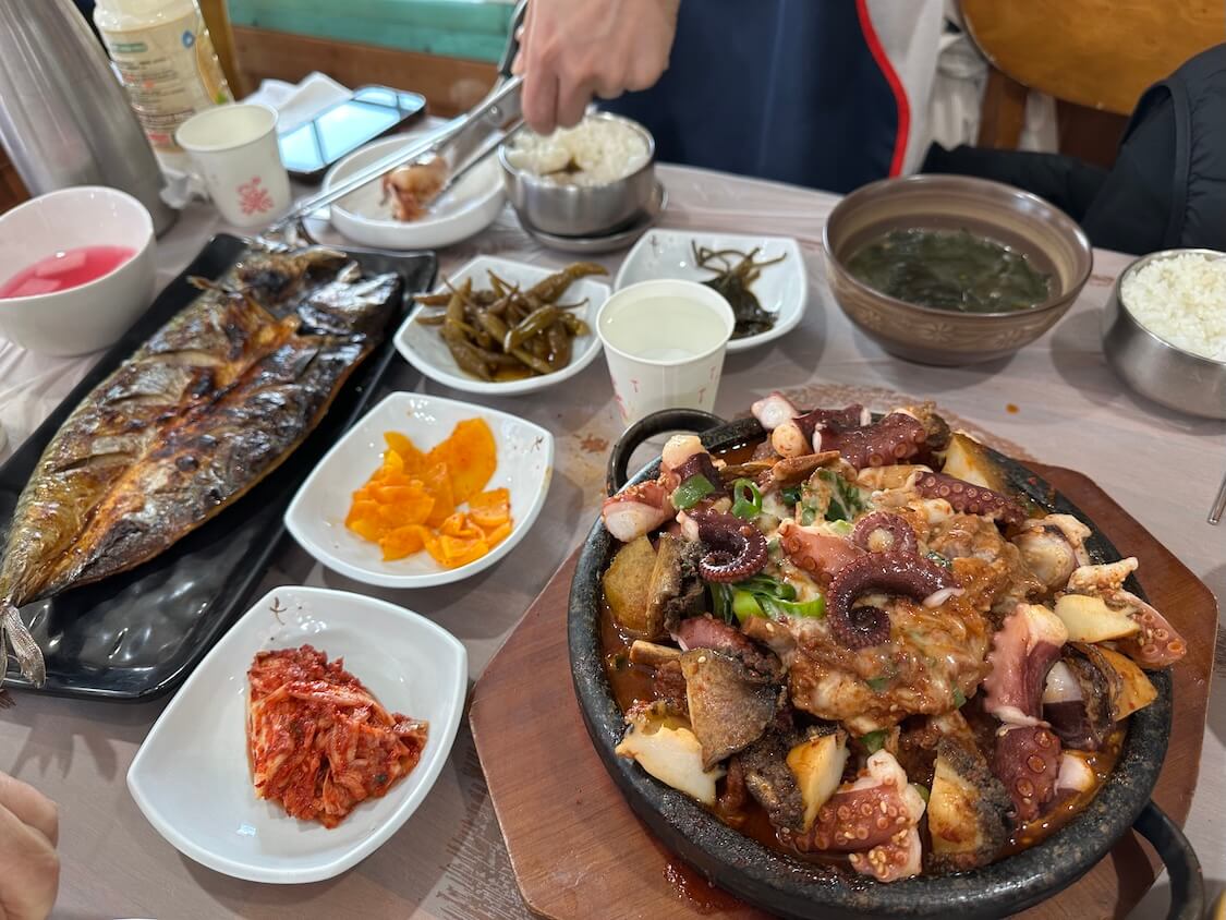 済州島グルメ。タコ・あわび・黒豚カルビのサムハプ(三合)人気店でランチ!