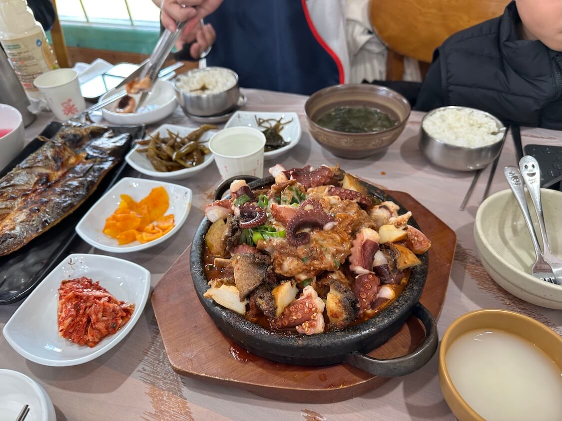 済州島グルメ。タコ・あわび・黒豚カルビのサムハプ(三合)人気店でランチ!