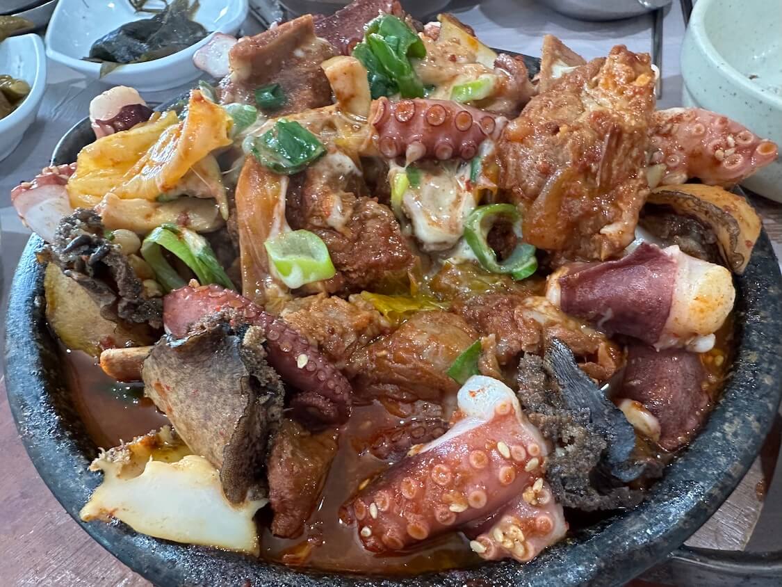 済州島グルメ。タコ・あわび・黒豚カルビのサムハプ(三合)人気店でランチ!