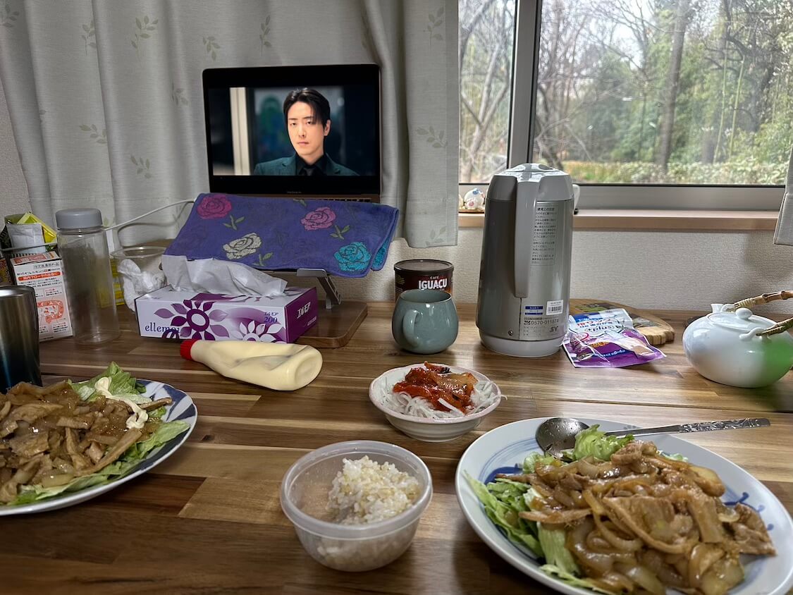 生姜焼きとキムチ。韓国ドラマ