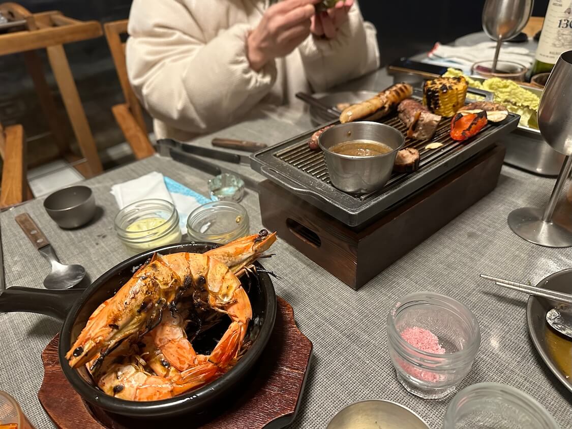 済州島の漢拏山近くの宿で海鮮バーベキュー。