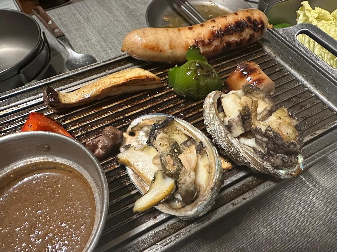 済州島の漢拏山近くの宿で海鮮バーベキュー。