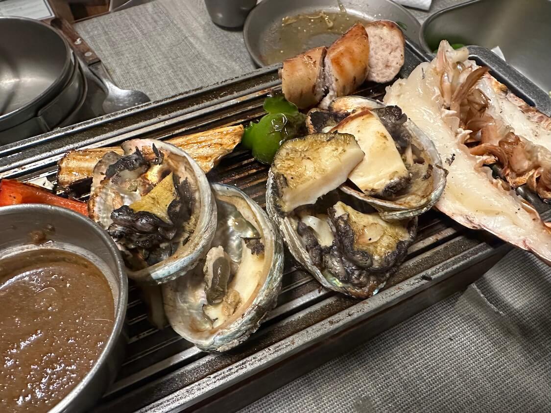 済州島の漢拏山近くの宿で海鮮バーベキュー。