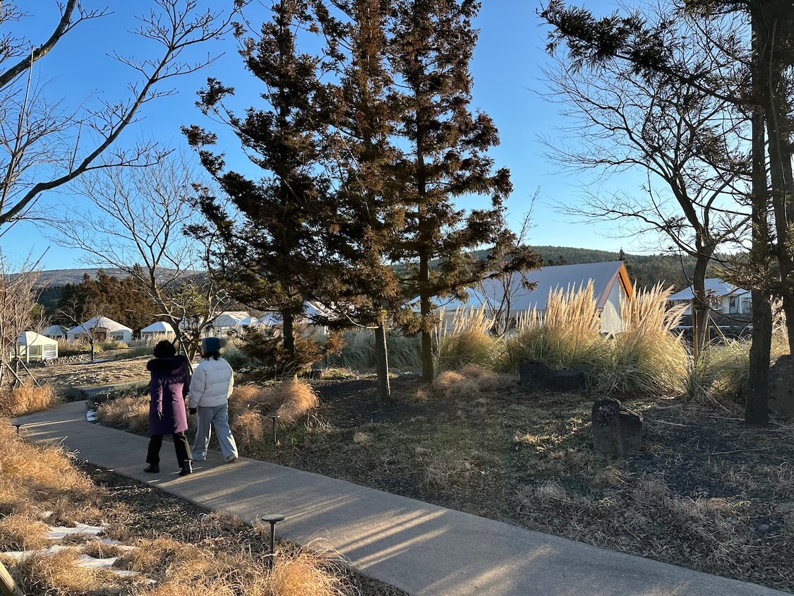 済州島のリゾートで散歩