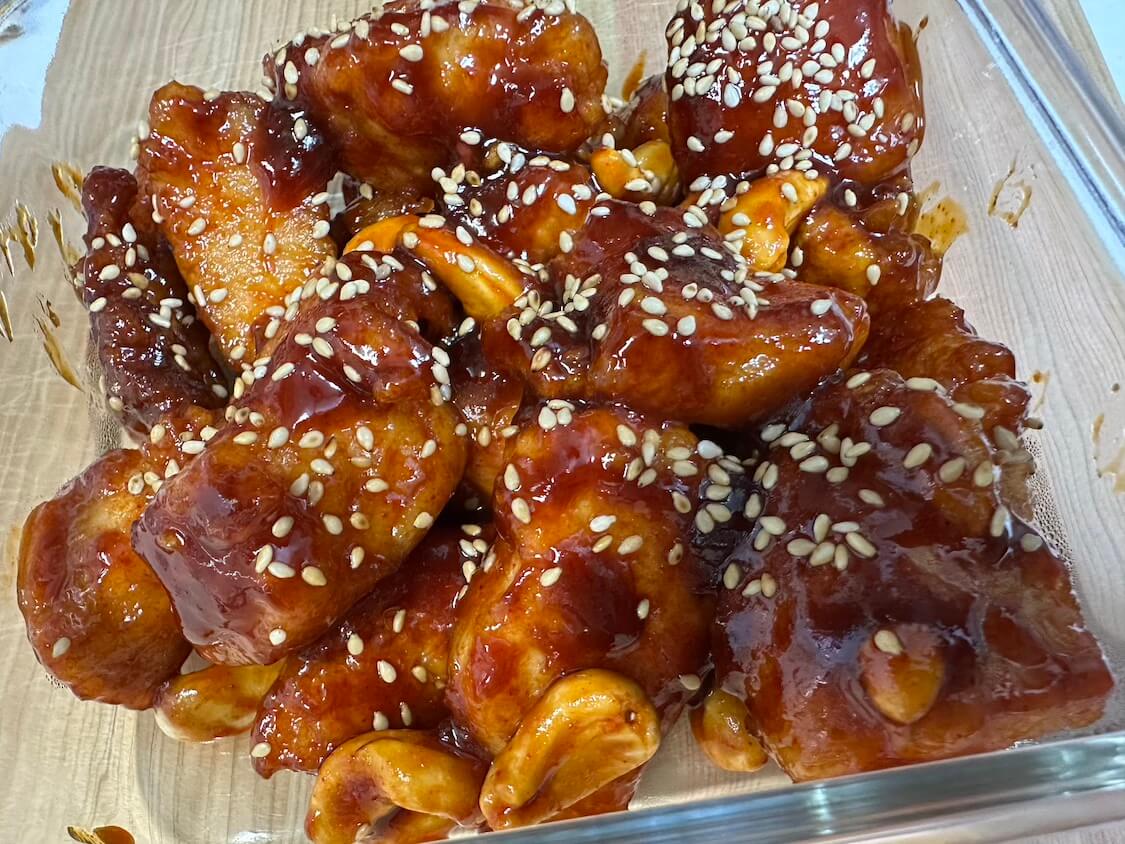 香ばしいナッツたっぷりヤンニョムチキン。おつまみにも良し♫