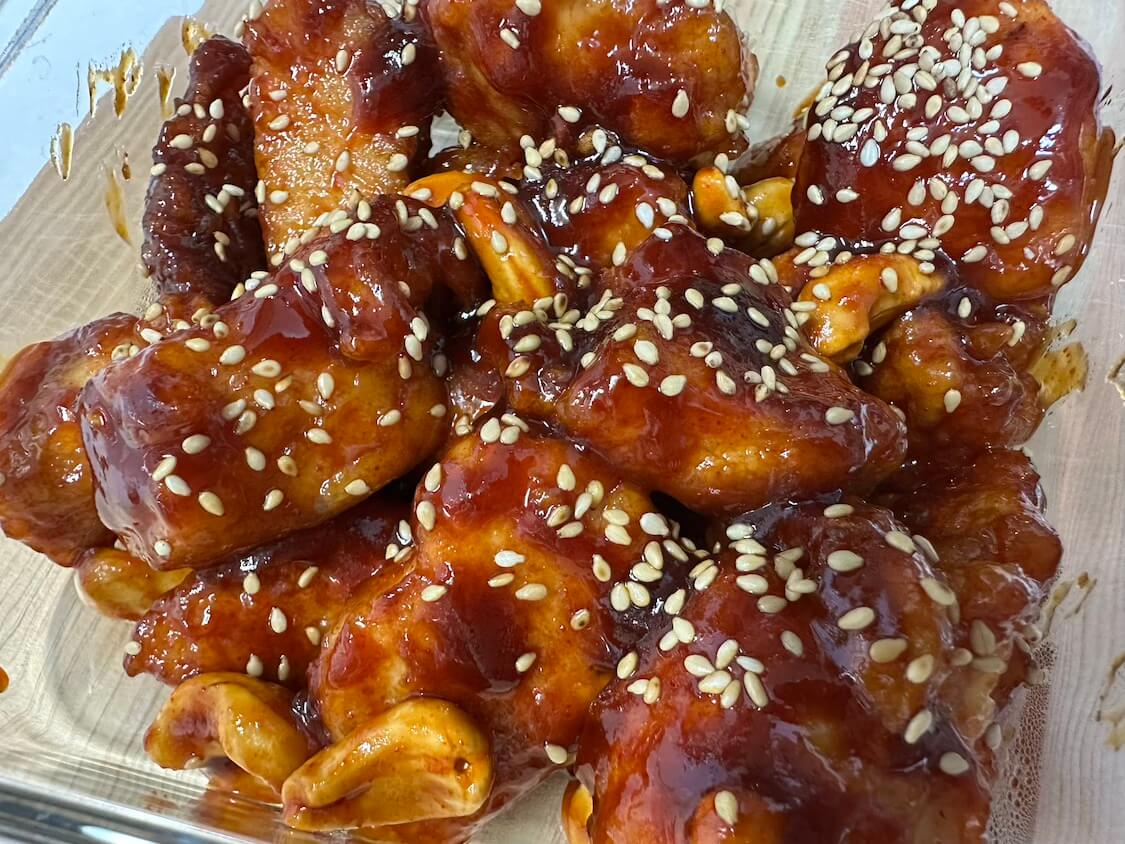 香ばしいナッツたっぷりヤンニョムチキン。おつまみにも良し♫