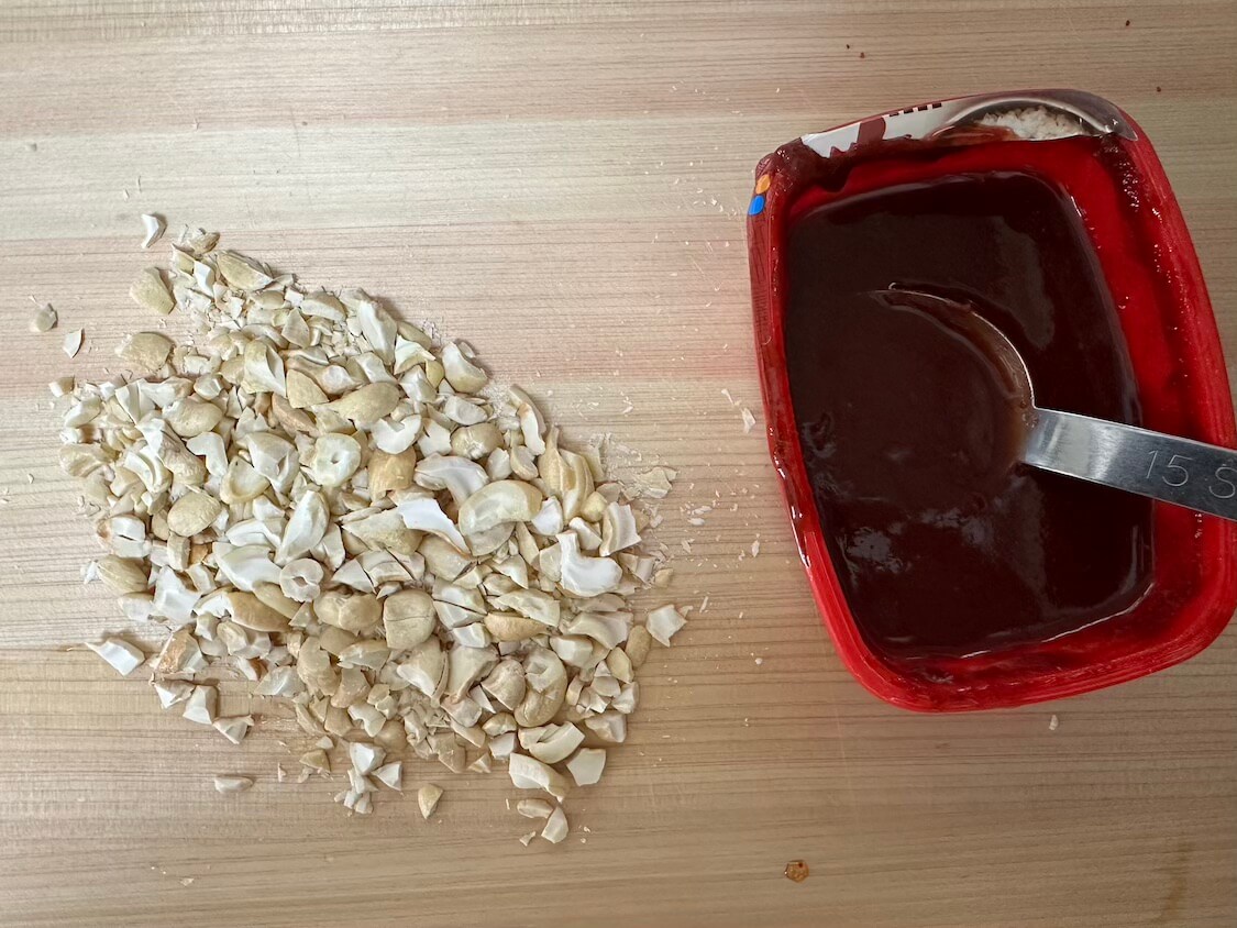 ナッツたっぷりヤンニョムチキンのレシピ。ナッツの種類