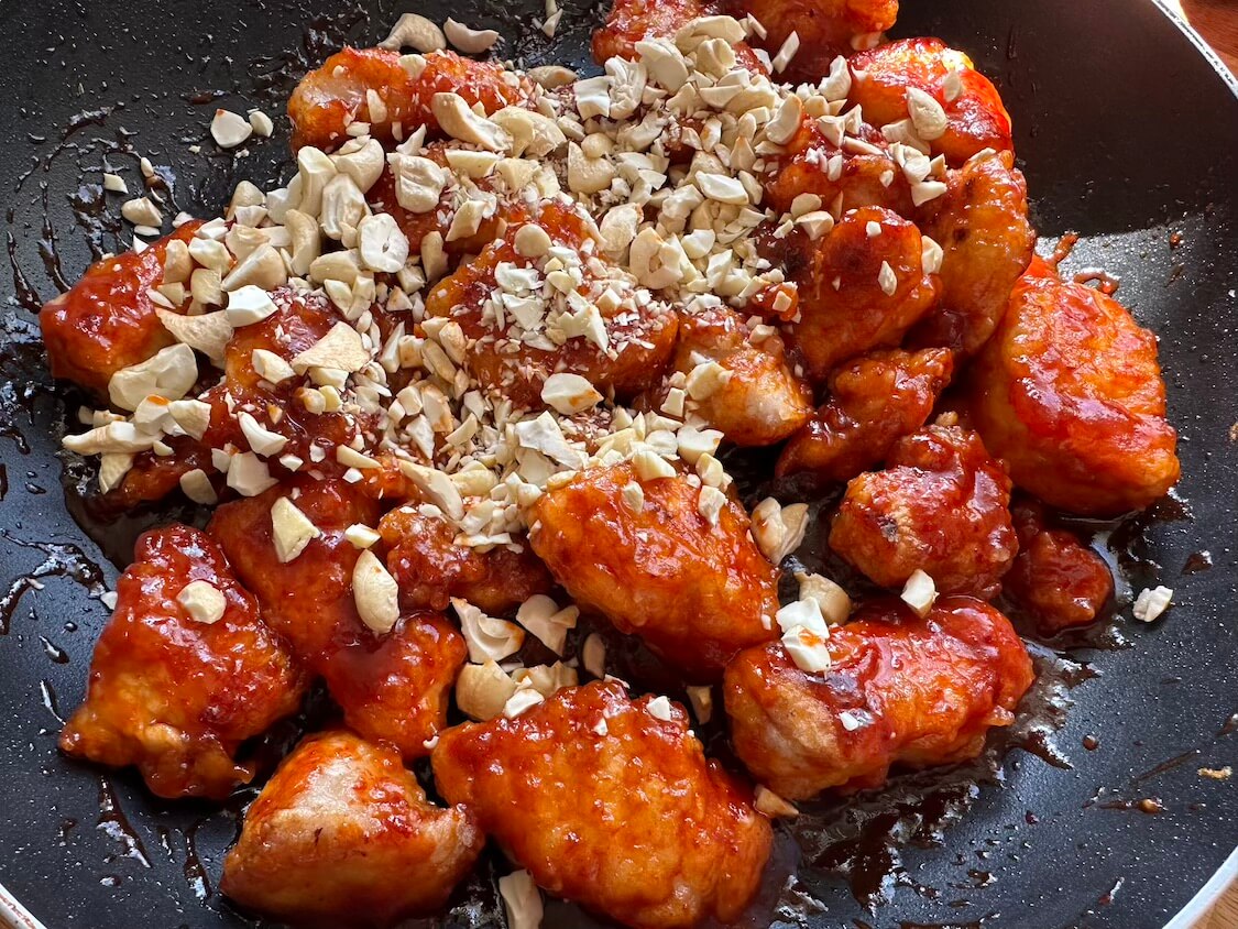 香ばしいナッツたっぷりヤンニョムチキン。おつまみにも良し♫