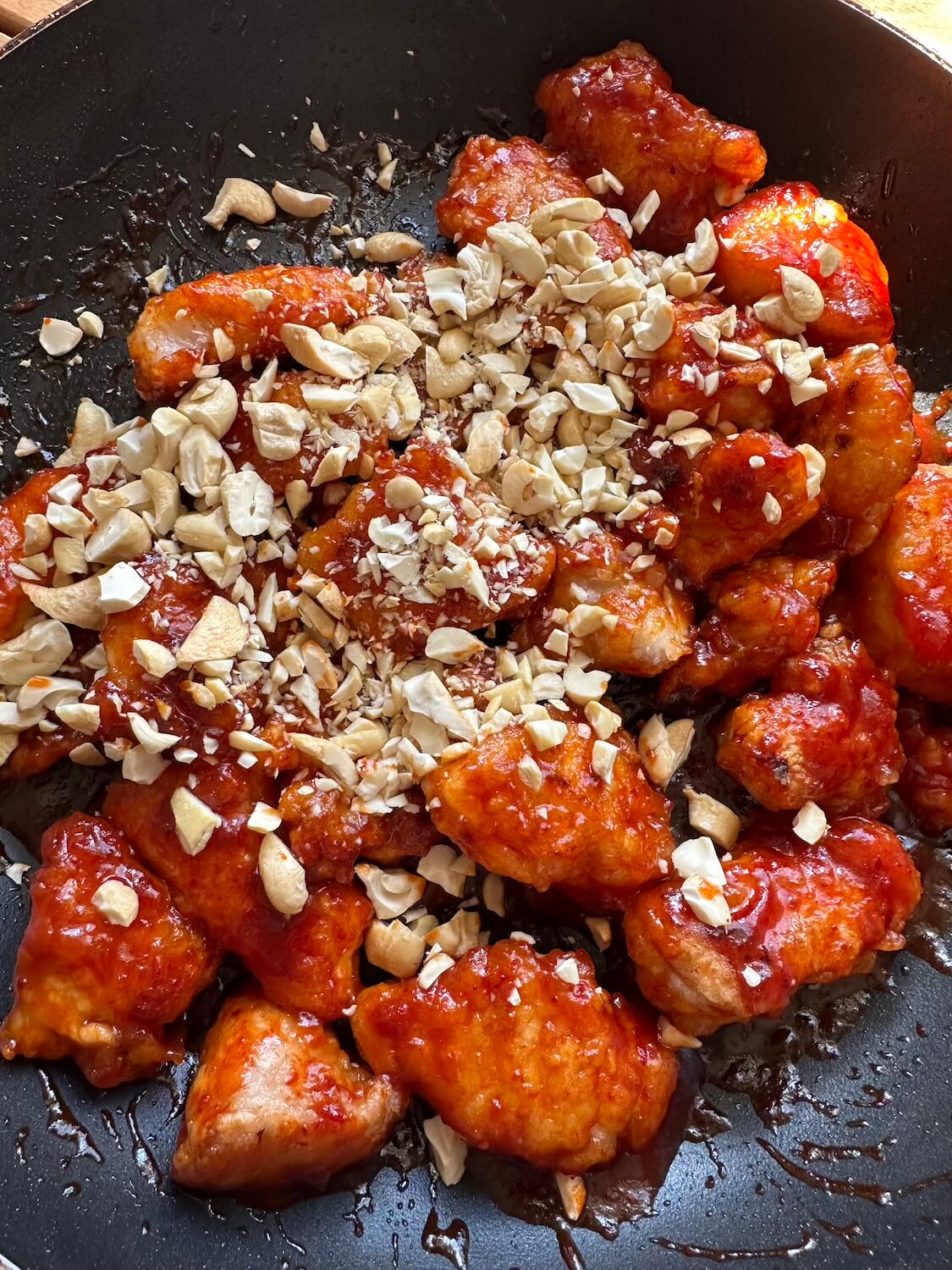 香ばしいナッツたっぷりヤンニョムチキン。おつまみにも良し♫