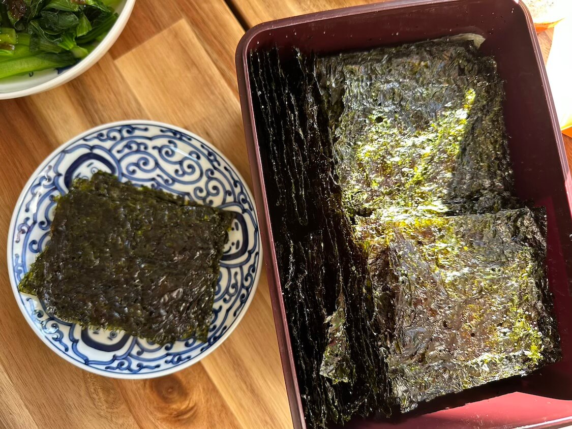 香ばしいナッツたっぷりヤンニョムチキン。付け合わせの韓国海苔