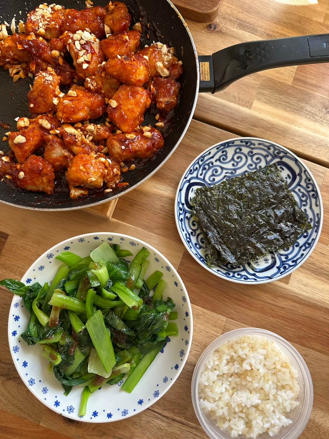 香ばしいナッツたっぷりヤンニョムチキン。付け合わせの韓国海苔