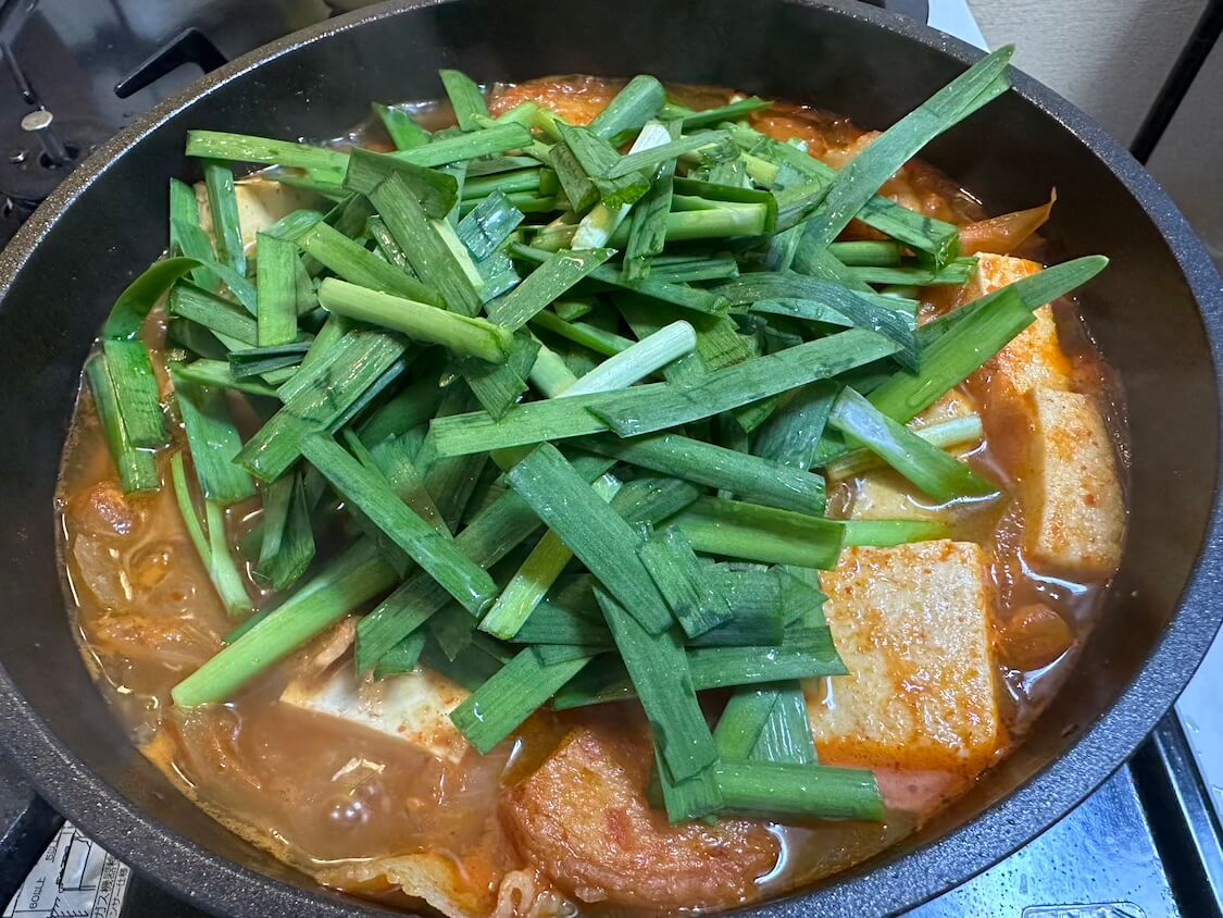 豆腐とさつま揚げのコチュジャンチゲの作り方。仕上げににらや卵